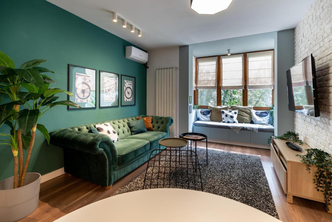 Downtown Retreat: Spacious 2-br By Unirii Square Appartamento