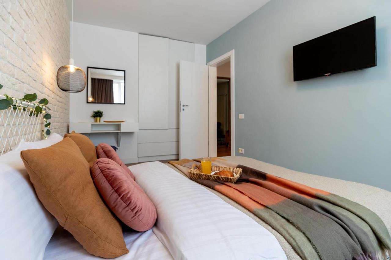 Downtown Retreat: Spacious 2-br By Unirii Square Bucarest